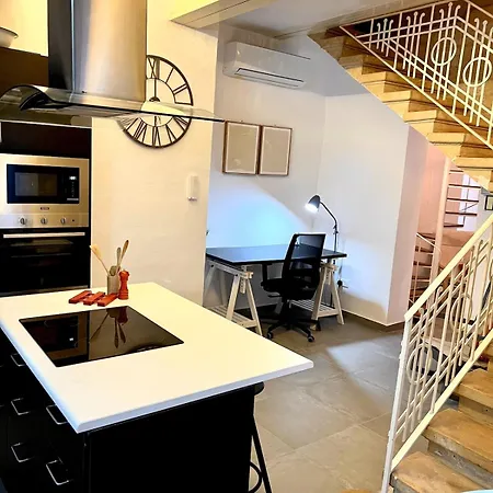 Dar Il-hnejja - Character Close To Valletta フロリアーナ